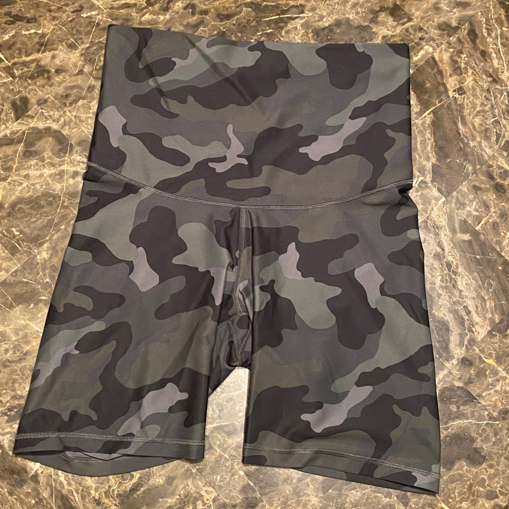 XL Camo Old Navy Maternity Workout Shorts